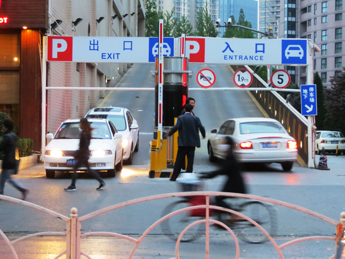 上海家乐福古北店停车场系统和车位引导系统